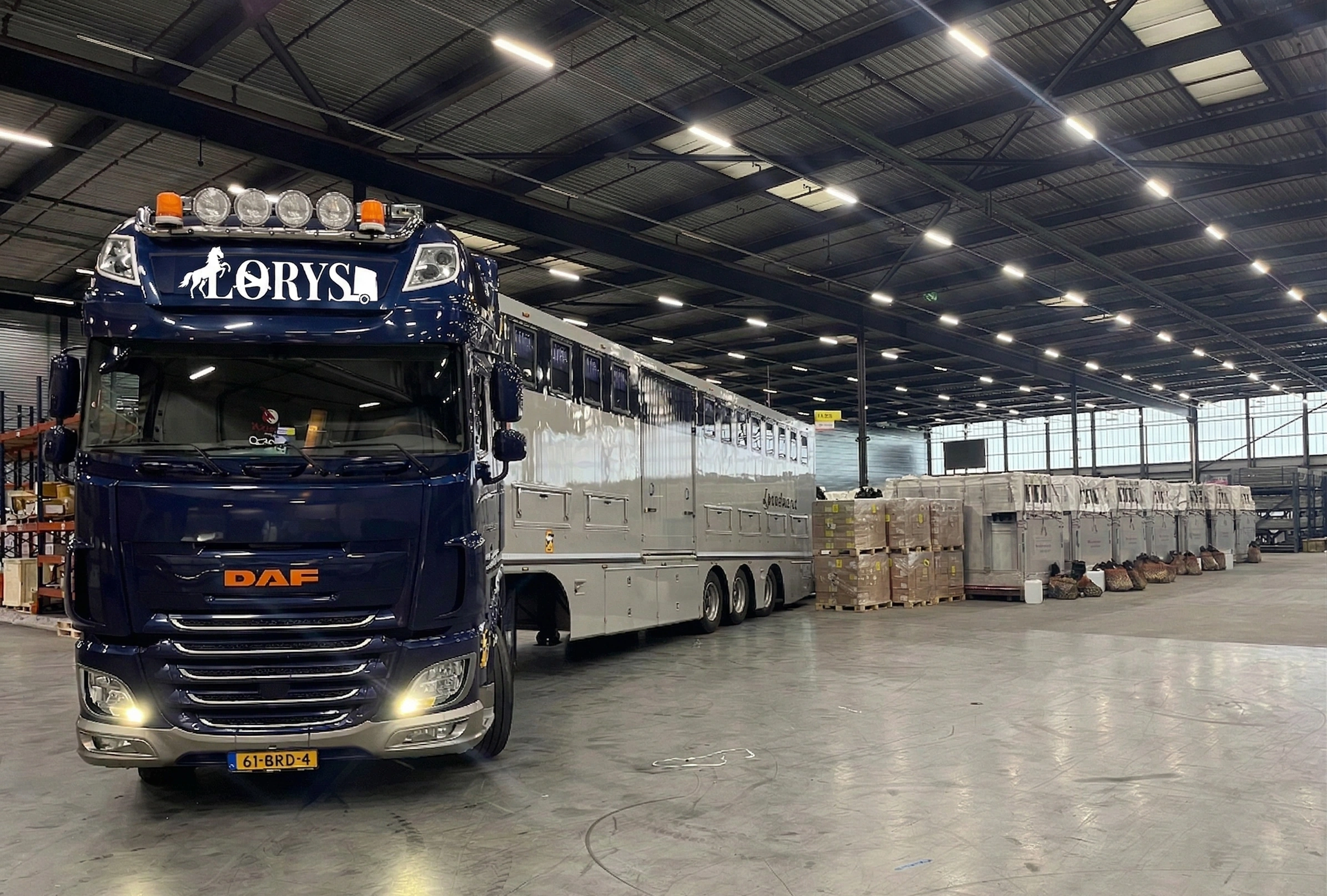 LORYS vrachtwagen met op maat gebouwde paardenoplegger