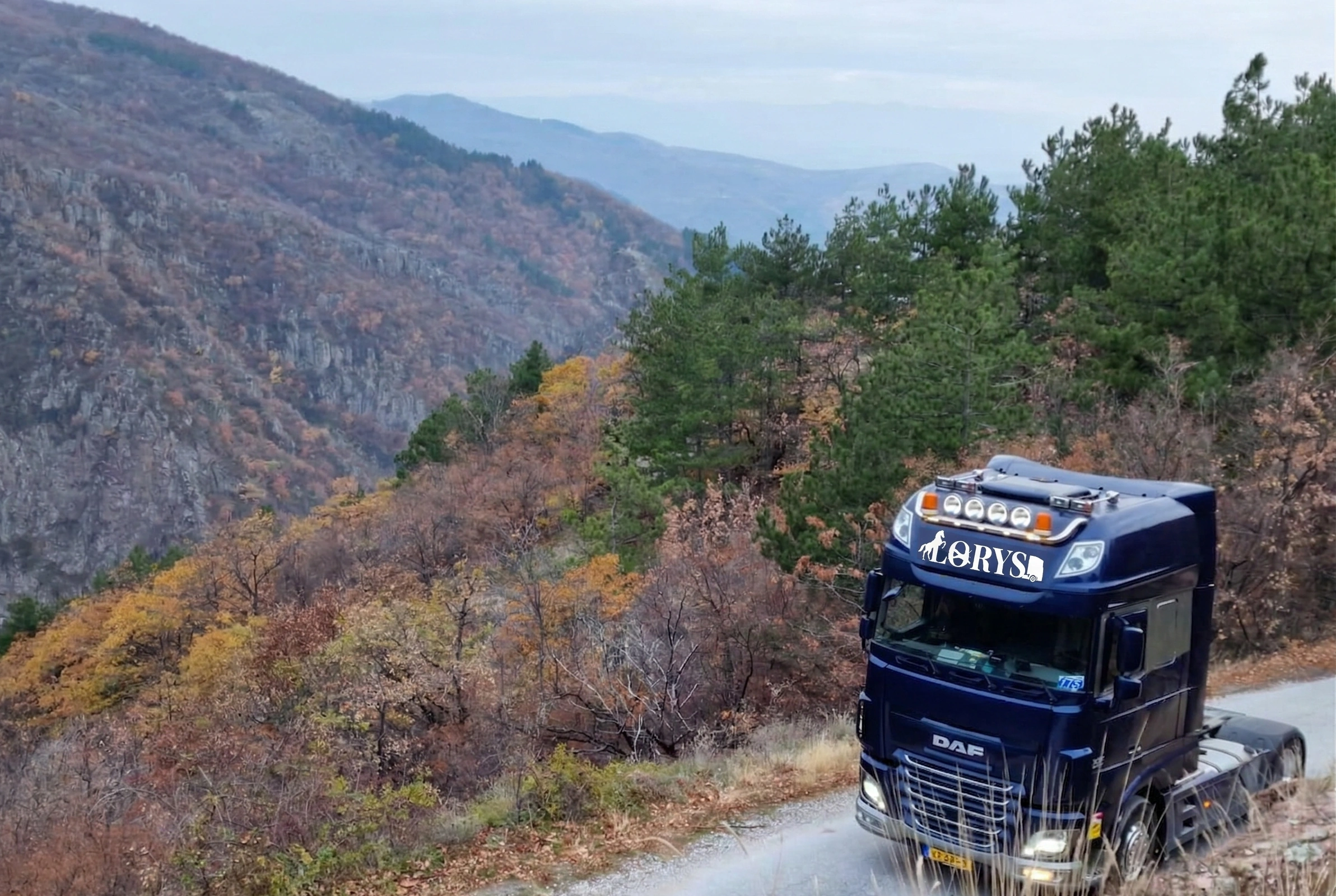 LORYS Lkw auf einer Bergstraße unterwegs in Europa